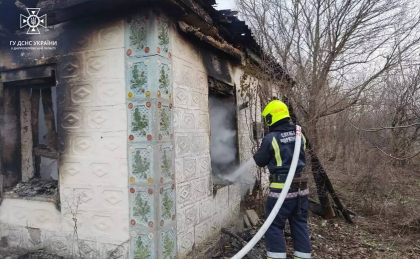 Горів дах та речі домашнього вжитку: вогнеборці ліквідували займання у Дніпровському районі