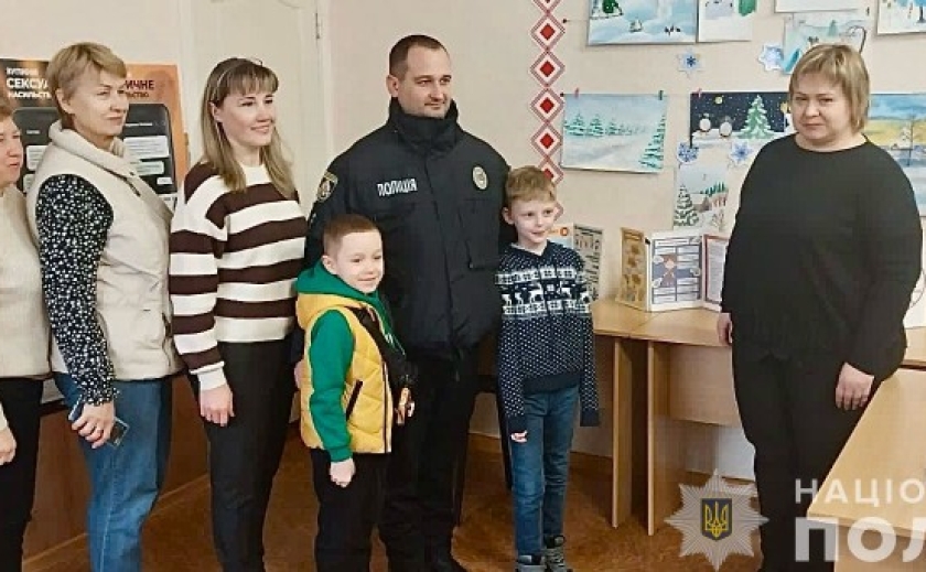 «Ми проти домашнього насильства»: поліцейські Дніпропетровщини продовжують інформаційну кампанію серед населення
