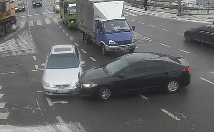 На Донецькому шосе у Дніпрі зіткнулися Honda і Hyundai