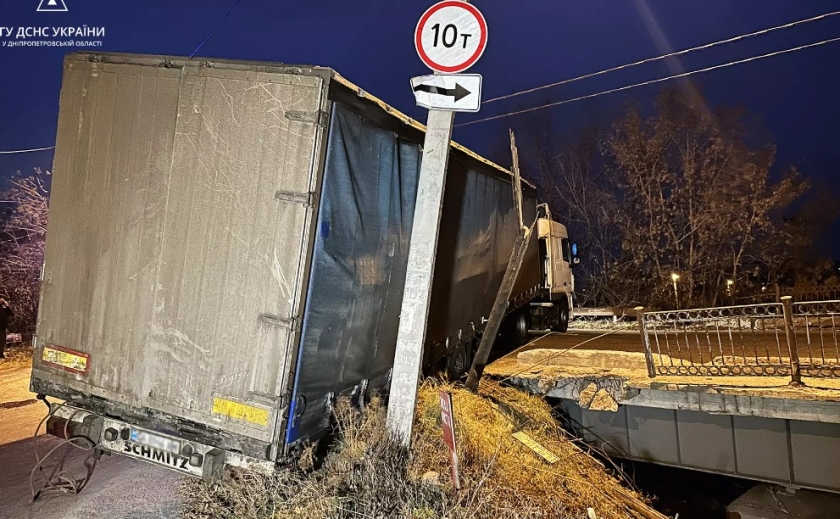 5-кілометровий затор: у Дніпрі вантажівка з’їхала у кювет та перекрила рух транспорту на автошляху
