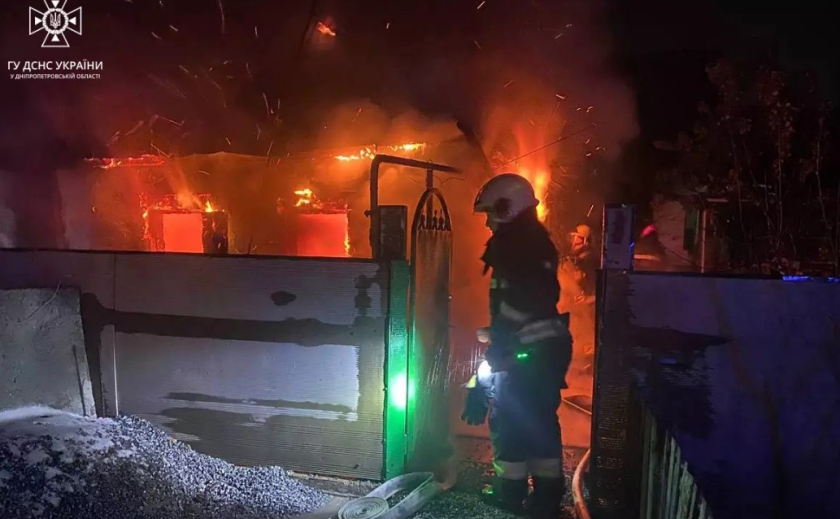 У Дніпрі рятувальники ліквідували пожежу в приватному житловому будинку на вулиці Детальбудівській