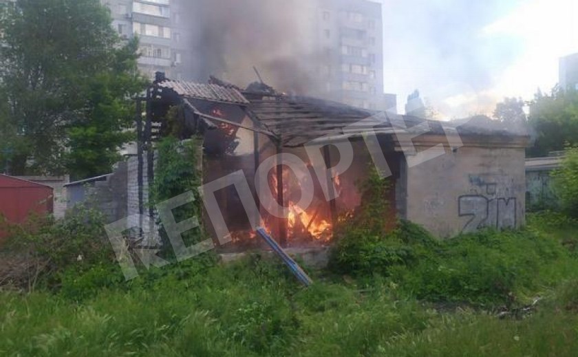 Днепровская полиция тушила пожар, пока жители в панике разбегались из-за газа
