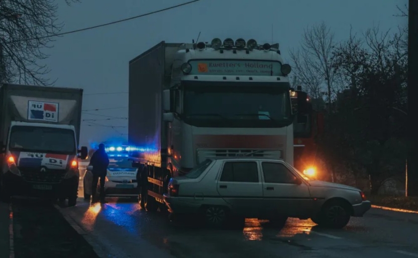 Вантажівка врізалась у легковик: у Дніпрі на проспекті Мазепи сталася ДТП