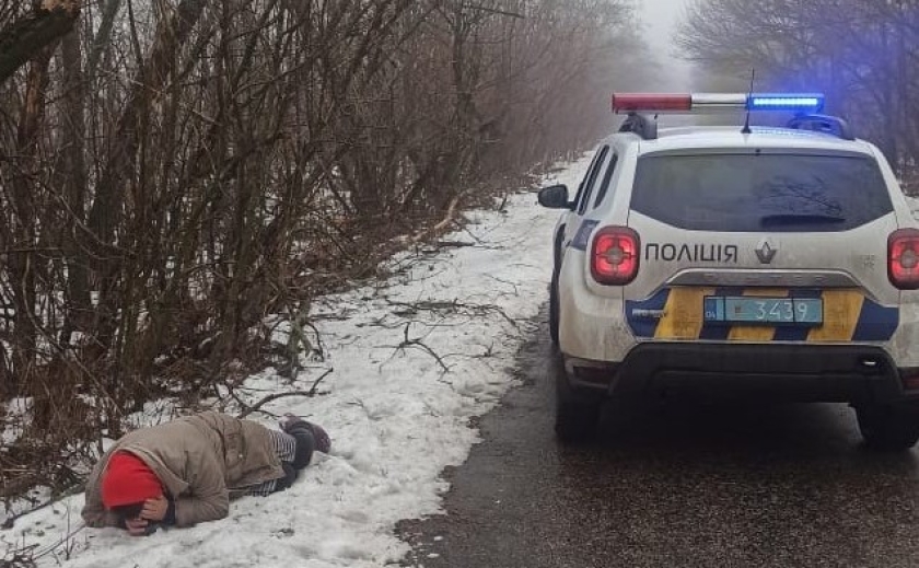 На Дніпропетровщині поліцейський офіцер громади врятував жінку від переохолодження