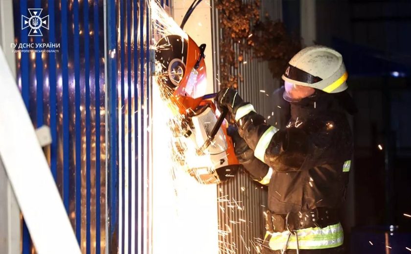Рятувальники Дніпра приборкали пожежу в будівлі СТО у Новокодацькому районі міста