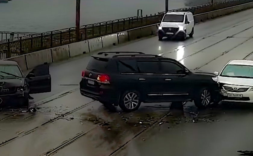 На Амурському мосту у Дніпрі зіткнулися Audi та дві автівки Toyota: подробиці потрійного ДТП
