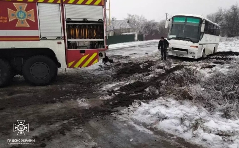 У Синельниківському районі з’їхав з дороги та застряг пасажирський автобус