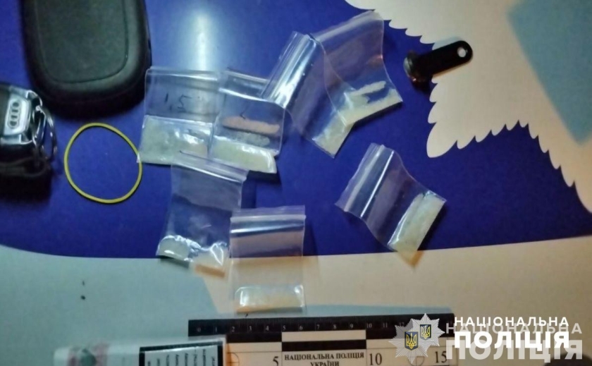Поліцейські Дніпра затримали 34-річного чоловіка, який мав при собі наркотичні речовини