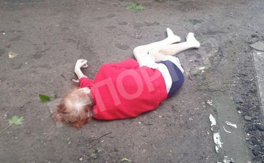 В Днепре женщина выпала из окна многоэтажки В Днепре женщина выпала из окна многоэтажки