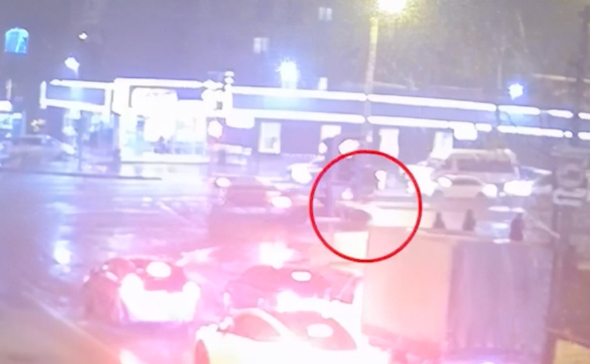 На Слобожанському проспекті у Дніпрі водій Nissan збив чоловіка, який перебігав дорогу