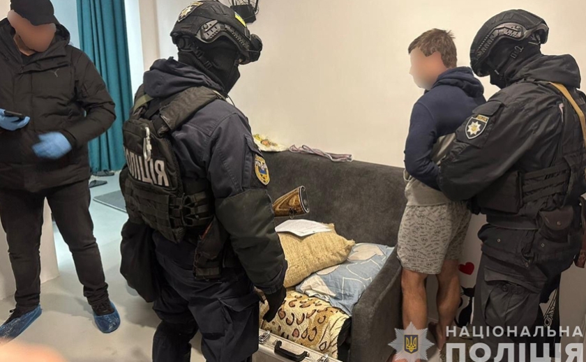 Напали на 73-річну жінку та заволоділи 5 млн гривень: на Дніпропетровщині затримано трьох учасників злочинної групи