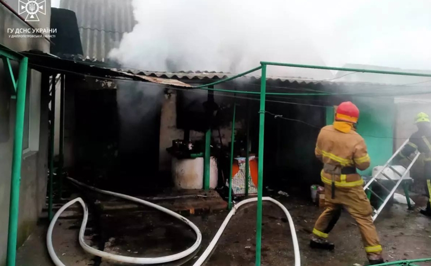Дніпровський район: вогнеборці ліквідували пожежу у літній кухні