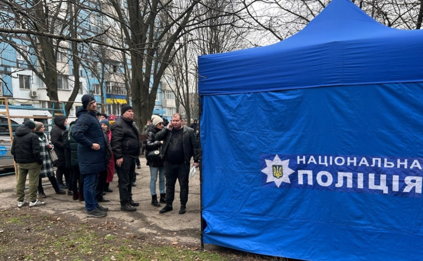 Поліцейські Дніпра приймають заяви громадян, постраждалих внаслідок ракетної атаки на Дніпро