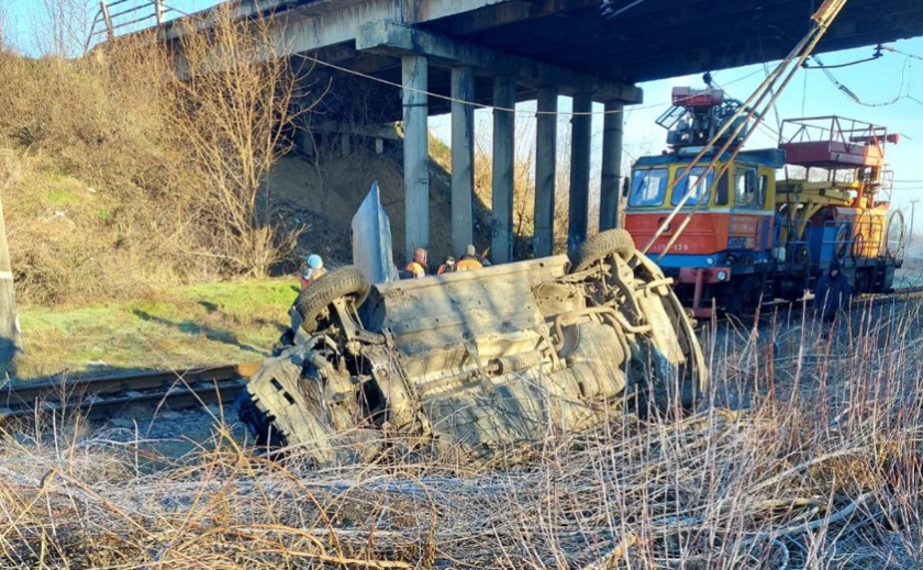 Загоряння газогону: на Дніпропетровщині автівка злетіла з мосту на залізничну колію