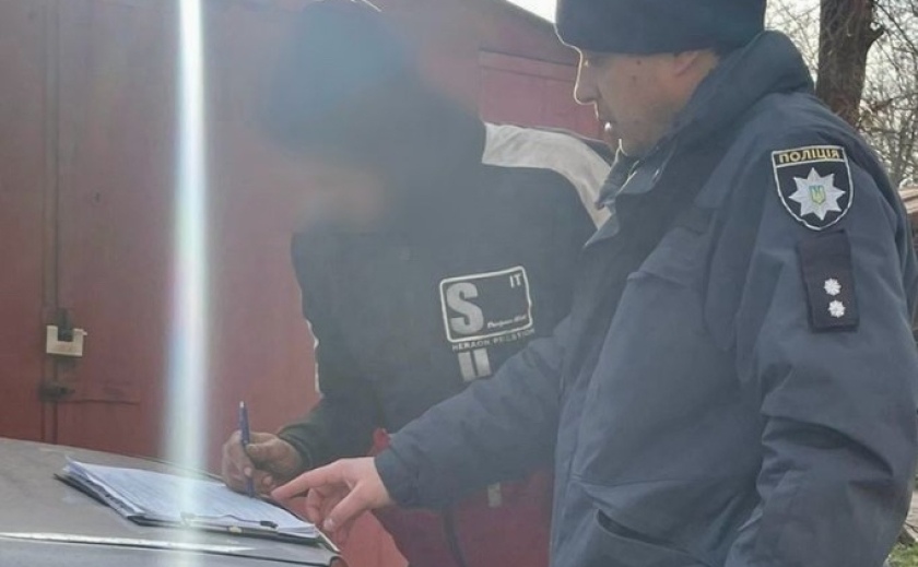 Кинув петарду на дитячому майданчику: поліцейські Дніпра розшукали порушника