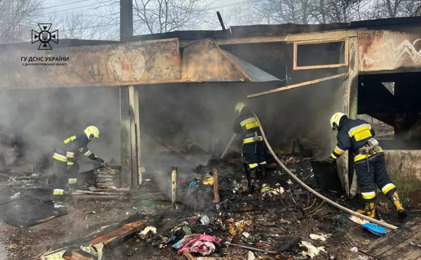 Вогнеборці Дніпра ліквідували пожежу в будівлі, що не експлуатується