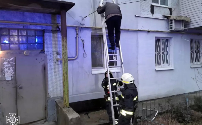 У Шевченківському районі Дніпра зайнялася квартира: надзвичайники врятували двох людей