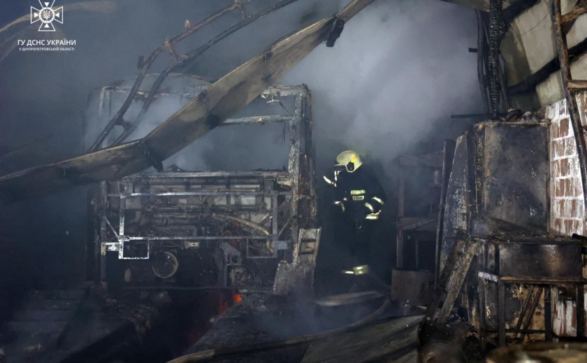 Згоріли автобуси та обладнання: У Дніпрі рятувальники понад 2 години боролися з пожежею на приватному підприємстві