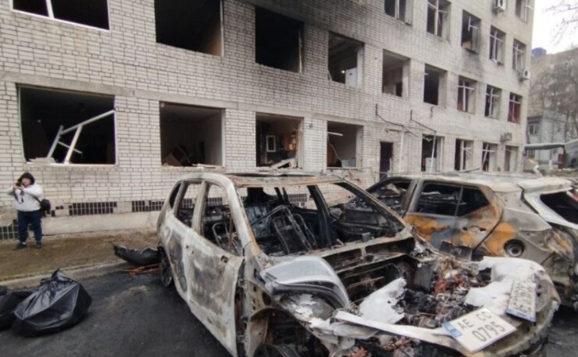 У результаті ворожої атаки по Дніпру 6 січня згоріли майже 20 автівок
