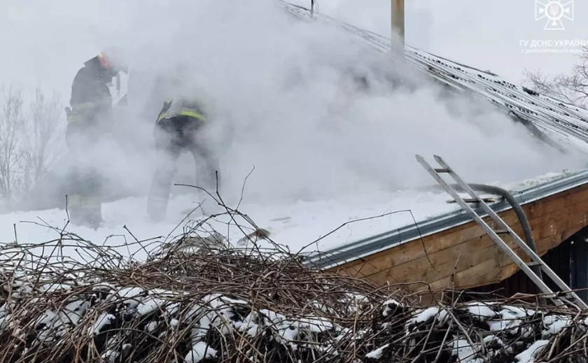 Горів дах та перекриття: у Дніпрі надзвичайники ліквідували пожежу у житловому будинку