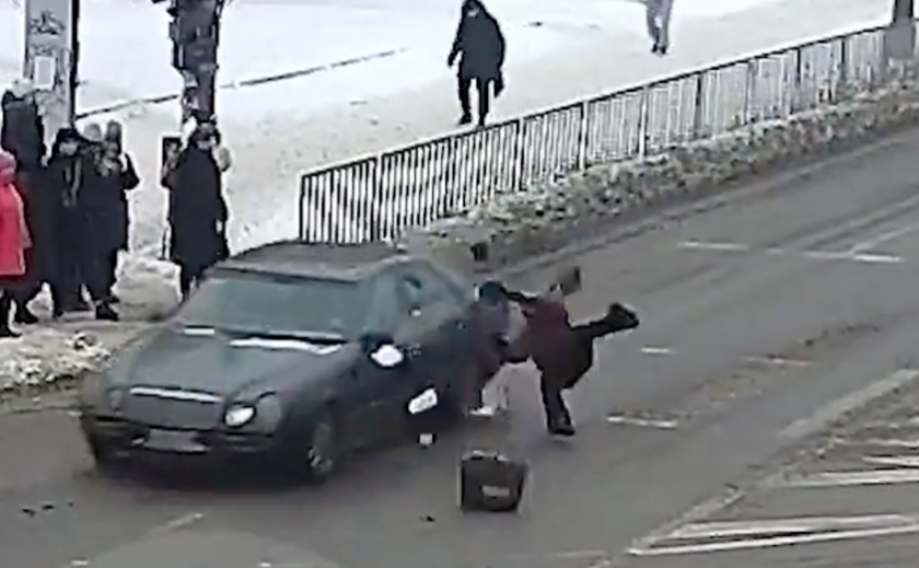 Навіть не зупинився: у центрі Дніпра водій Mercedes збив чоловіка