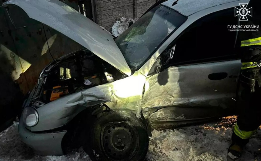 У Дніпрі зіштовхнулися «Daewoo» та «Mercedes-Sprinter»: водія легковика деблокували з пошкодженого автомобіля