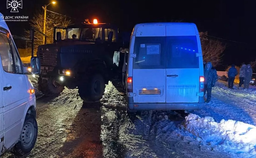 У Дніпрі зіштовхнулися мікроавтобус «Mercedes-Benz Sprinter» та «КрАЗ»: є постраждалий