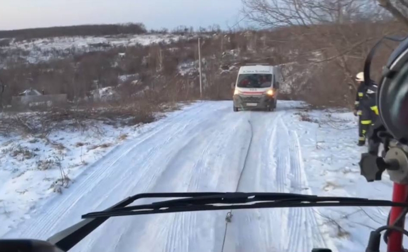 Застрягли на слизькій дорозі: рятувальники Дніпра надали допомогу медичним працівникам