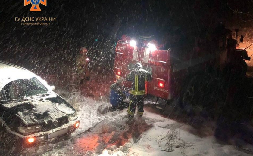 Опинився у сніговій пастці: надзвичайники Запоріжжя надали допомогу водію