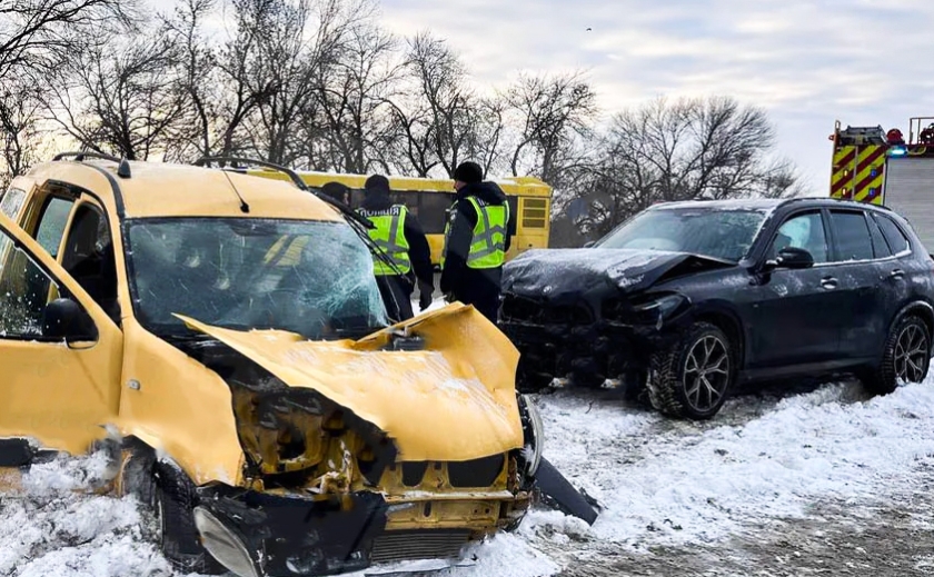 Біля АЗС WOG зіткнулись BMW та Renault: подробиці смертельної ДТП на виїзді з Дніпра