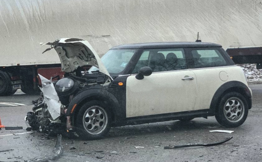 Авто отримало значні механічні ушкодження: на виїзді з Дніпра зіткнулись Volkswagen та MINI