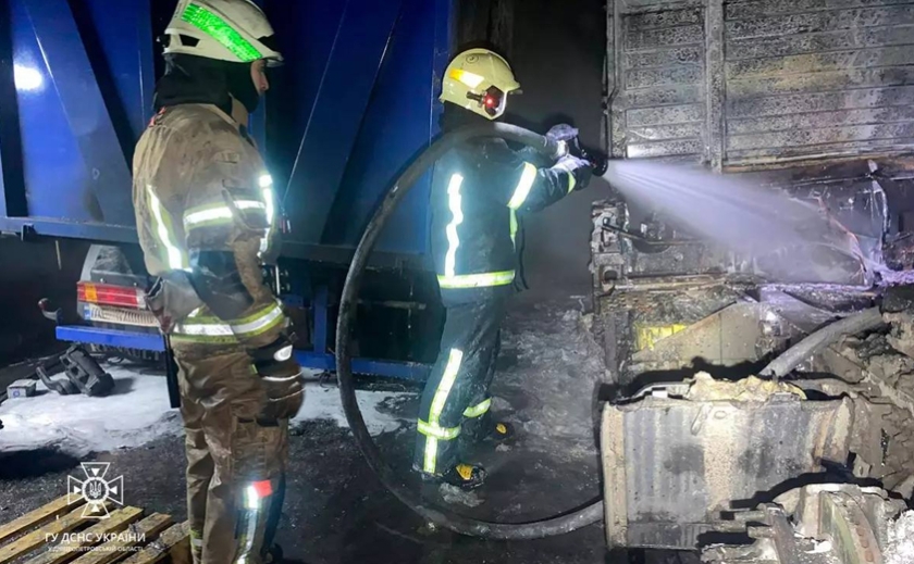 Згоріли вщент: рятувальники Дніпра ліквідували пожежу в ангарі з двома вантажівками