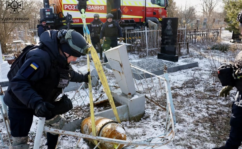 Дніпровські піротехніки ДСНС знищили бойову частину авіаційної ракети Х-59, яка впала на кладовище