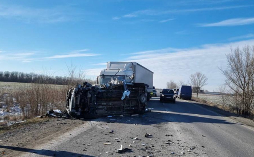 На Дніпропетровщині «швидка» зіткнулась з вантажівкою: подробиці смертельної ДТП