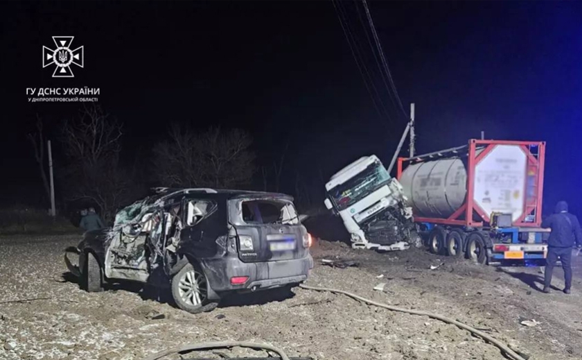 Зіткнулись дві вантажівки та легковик: деталі потрійної ДТП з постраждалими у Дніпровському районі