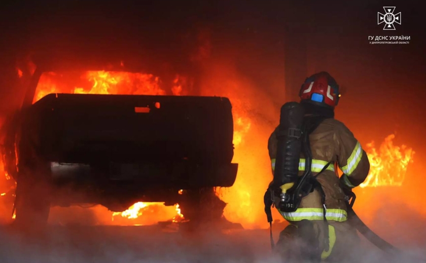 Горіли легкові автомобілі на площі 500 кв. м: рятувальники Дніпра ліквідували масштабну пожежу в будівлі СТО