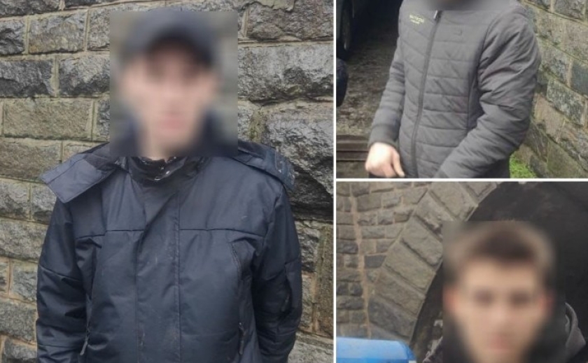 Пограбували неповнолітнього: поліцейські Дніпра повідомили про підозру групі зловмисників