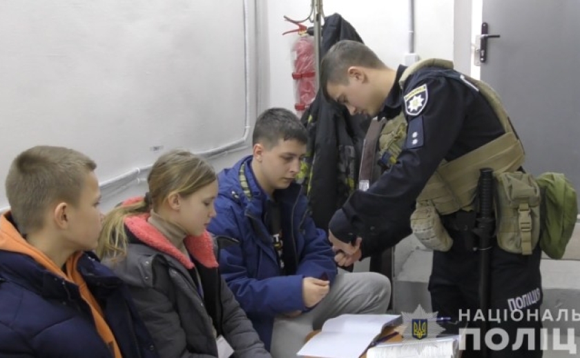 Офіцери служби освітньої безпеки несуть службу у школах Дніпропетровської області