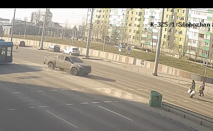 На Слобожанському проспекті у Дніпрі водій Toyota ледь не протаранив автобус та не збив пішоходів