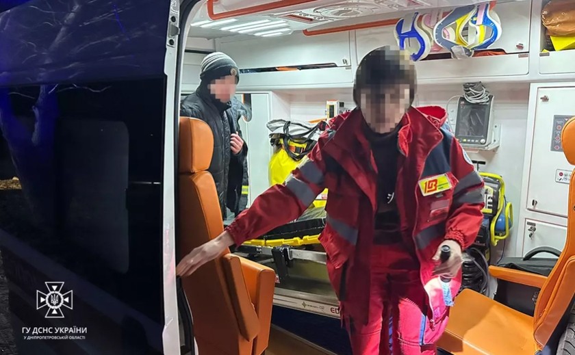 Надзвичайники Дніпра врятували підлітка, який провалився під кригу
