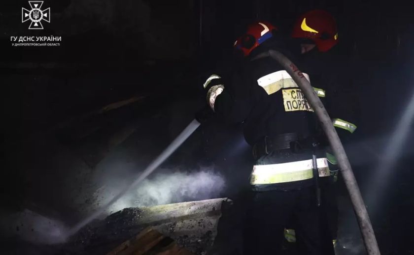 Площа загорання склала 400 кв.м: у Дніпрі рятувальники ліквідували пожежу на території складських приміщень (ВІДЕО)
