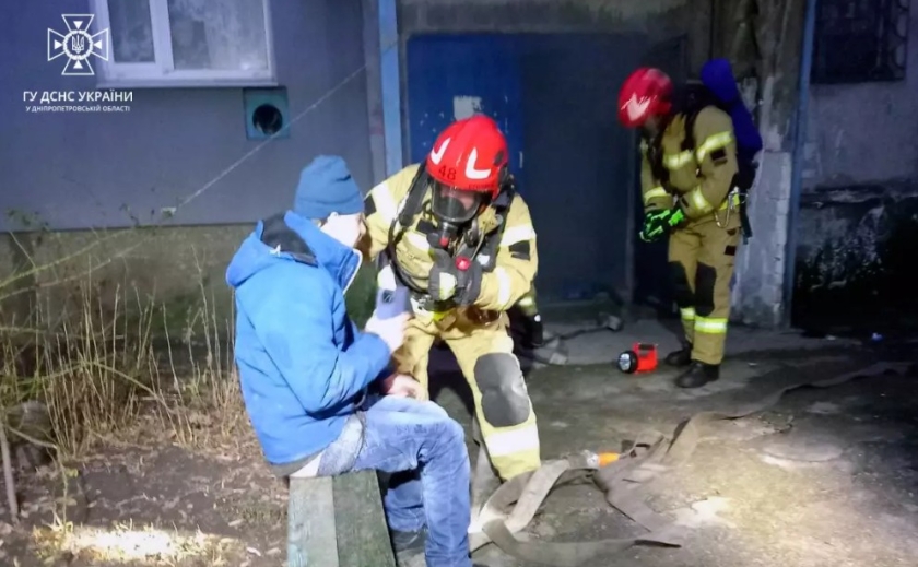 У Синельниковому на пожежі вогнеборці врятували чоловіка