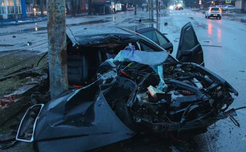 На вулиці Зимових Походів у Дніпрі Mercedes влетів в стовп: водій помер у лікарні