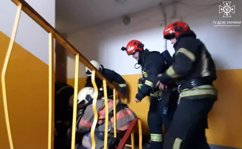 У Дніпрі на проспекті Героїв зайнялася квартира: вогнеборці вивели на свіже повітря чоловіка