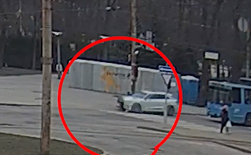 Перебігала на «червоний»: на проспекті Лесі Українки у Дніпрі водій Audi збив жінку