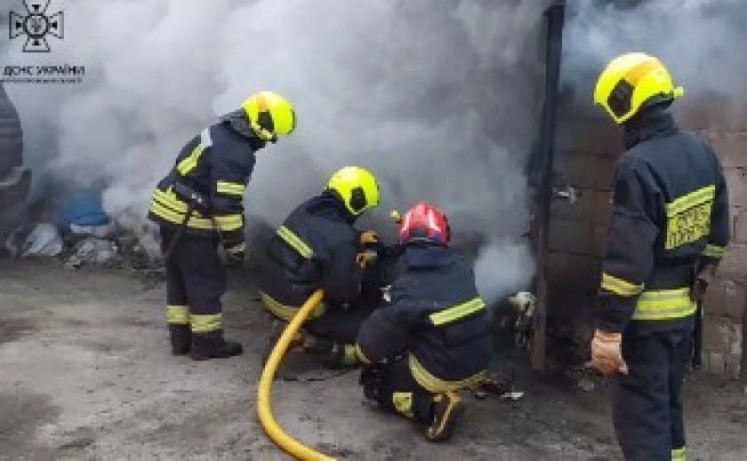 У Дніпровському районі зайнявся гараж з автомобілем всередині