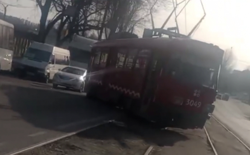 На проспекті Богдана Хмельницького у Дніпрі трамвай зійшов з рейок: деталі
