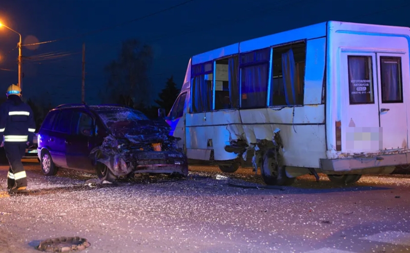 На вулиці Зимових Походів у Дніпрі зіштовхнулися Opel та автобус: є постраждалі
