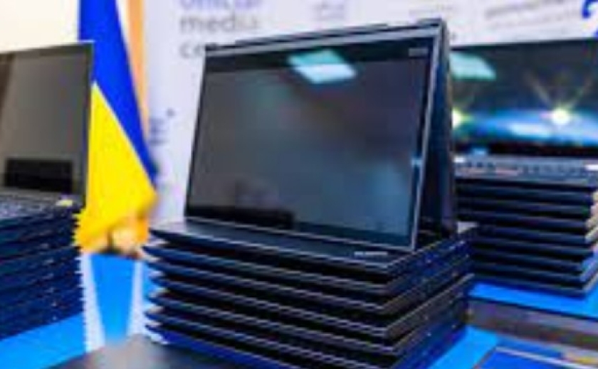 Міжнародні партнери передали ЦНАПам Дніпропетровщини партію планшетів і ноутбуків