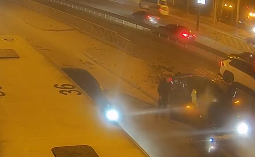 На Слобожанському проспекті у Дніпрі Mercedes зіткнувся з Toyota та зніс паркан